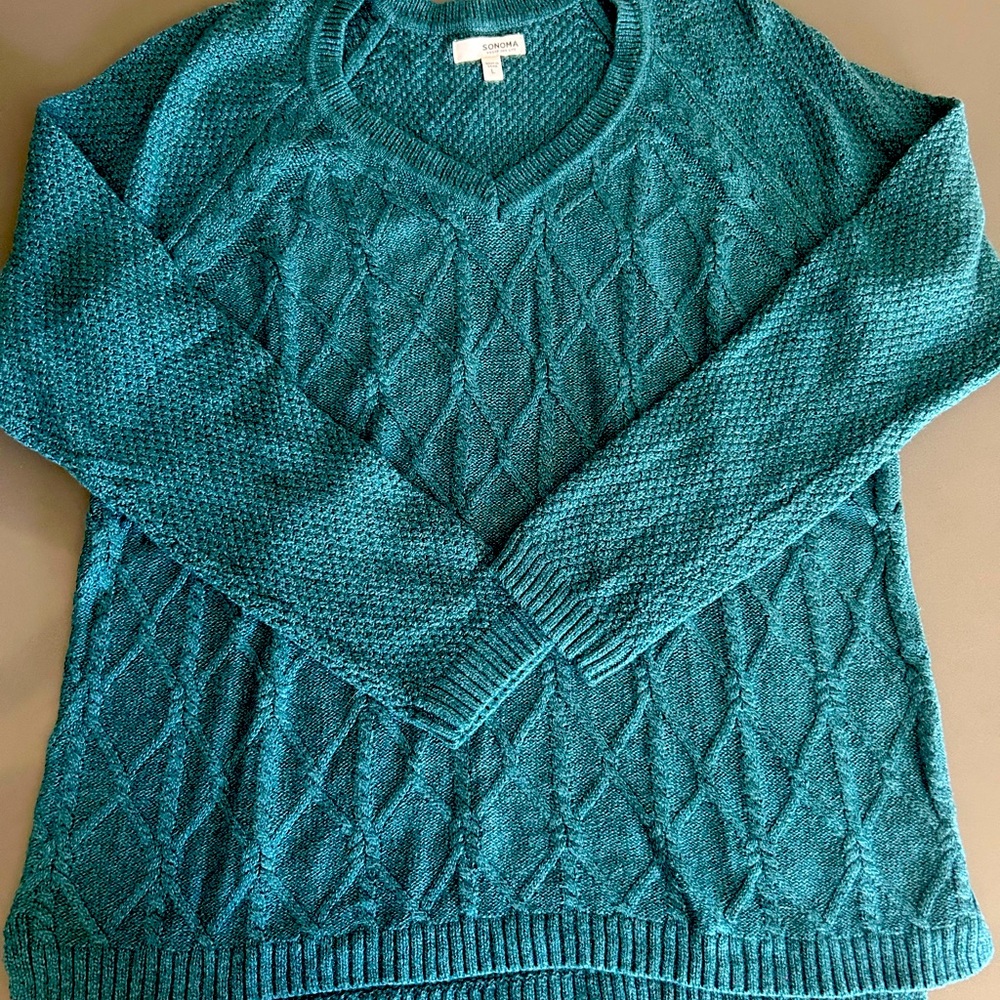 Women’s teal sweater in size large, like new condition.
